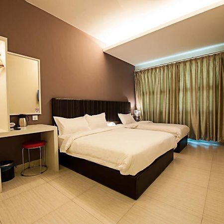Seven Hotel Putatan Exterior foto